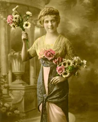 Portret kobiety trzymającej wiązankę kwiatów ok. 1898 (zdjęcie ręcznie kolorowane)