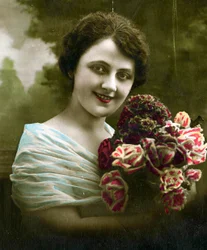 Portret kobiety trzymającej wiązankę kwiatów ok. 1898 (zdjęcie ręcznie kolorowane)