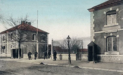 Pocztówka przedstawiająca Koszary w Besancon, ok. 1900 r. 1900 (kolor lito)