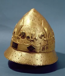 Rekonstrukcja złoconego hełmu Karola VI (1368-1422) znalezionego w wykopaliskach w Luwrze z 1986 roku (metal)