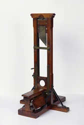Pomniejszony model gilotyny (drewno i metal)
