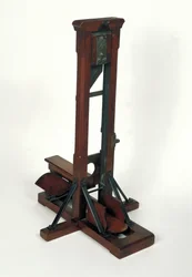 Pomniejszony model gilotyny (drewno i metal)