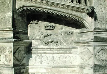 Relief z Wielkiego Escaliera przedstawiający herb Franciszka I (1494-1547) z salamandrą