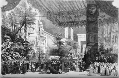 Przedstawienie opery: „”Aida”” Giuseppe Verdiego (1813-1901). Avenue des Sphinx u bram Teb (II obraz, II akt). Wystrój Lavastre Young (Jean Baptiste Lavastre