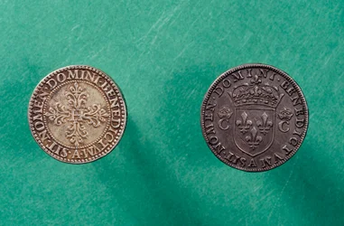 Rewers monety: u dołu srebrna moneta półfrankowa z podobizną króla Francji Henryka III (1551-1589)