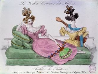 Romantyczna moda: toaleta zamkowa. Dwie kobiety z ekstrawaganckimi fryzurami na kanapie. Rycina XIX wieku. Paryż, Muzeum Carnavalet