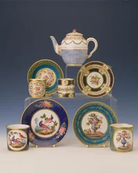 Wybór czajników, talerzy i filiżanek, ok. 1770 (porcelana)