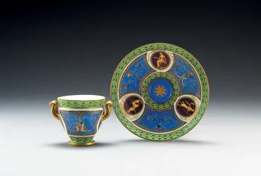 Sevres bleu celeste i jasnozielona mielona filiżanka i spodek z dwoma uchwytami, 1790