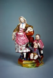 Statuetka młodej kobiety z dwoma synami (fajans)
