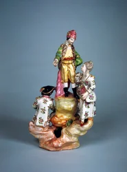 Statuetka czterech osób zgrupowanych na skale (fajans)
