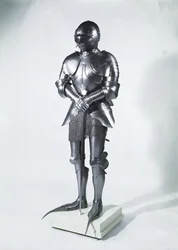 Zbroja z trzewikami o wydłużonych nosach, ok. 1480