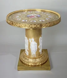 Tablica Austerlitz, inkrustowana tablicami Sevres upamiętniającymi zwycięstwo Napoleona pod Austerlitz, 1808-10 (złoto i porcelana) (zob. również 150427)