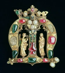 Klejnot Hylle w formie koronowanego inicjału lombardzkiego M z figurami zwiastowania, koniec XIV w. (srebro-złocony wysadzany rubinami, diamentem, szmaragdem i perłami)