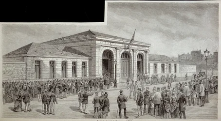 Tłum przed kostnicą w Paryżu w 1886 roku.