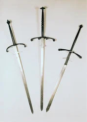 Trzy miecze dwuręczne, 1570 (metalowe)
