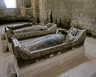 Grobowce Eleonory z Akwitanii (na pierwszym planie) (1122-1204), królowej H...