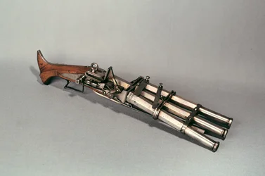 Pistolet trzylufowy (drewno i metal)