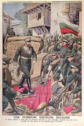 Car Ferdynand I (1861-1948) Bułgarii przechadzał się po zdobytych flagach podczas wojny bałkańskiej 1912, listopad 1912