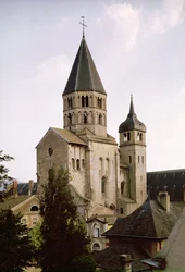 Widok Clocher de lEau Benite kościoła opackiego, 1088-1130