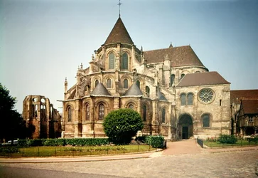 Widok absydy katedry Notre-Dame, zbudowanej ok. 1150-1220