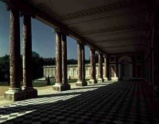 Widok na taras na prawym skrzydle Grand Trianon, ok. 1725 (foto)