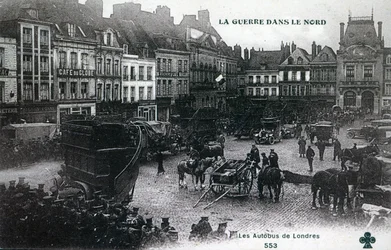 Wojna na północy: londyńskie autobusy brytyjskiego oddziału ekspedycyjnego na głównym placu w Bethune w 1915 r. (fotolitho)