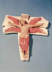 Skrzydlaty Chrystus na krzyżu (kamień polichromowany)