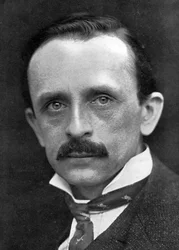 Sir James Matthew Barrie, szkocki powieściopisarz i dramaturg, 1910.