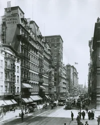 Broadway patrząc na północ od Bond Street, Nowy Jork