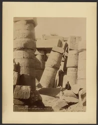 (Karnak) Gd. Świątynia, sala hypostylowa, wnętrze, pochylona kolumna
