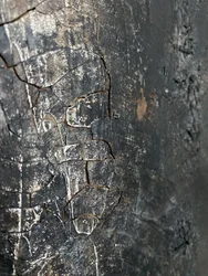 Pęknięty ciemny metal