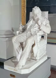 Siedzący posąg Victora Hugo (1802-85)