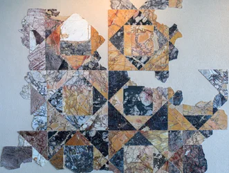 Marmurowy chodnik w opus sectile z rzymskiego pomnika publicznego