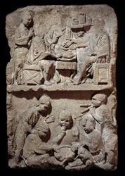 Art Gallo Romain: stela przedstawiająca scenę posiłków i zabaw dla dzieci. 50 p.n.e.-100 n.e. Metz. Muzeum Sztuk Pięknych