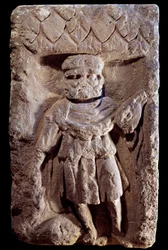 Sztuka gallo-rzymska: trójgłowe bóstwa lub Merkury ma trzy głowy. Relief na kamieniu. I wiek pne - V wiek naszej ery. Paryż, Muzeum Carnavalet