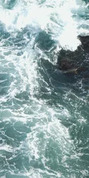 Rozbijające się fale oceanu