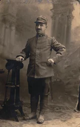 Album "Armia GM R. (I wojna światowa)": żołnierze 23 Pułku. Milicja Terytorialna w mundurach według kraju (zdjęcie czarno-białe)