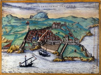 Widok na ufortyfikowane miasto Tangier i wybrzeże, Maroko. Trzy statki są zakotwiczone w pobliżu wybrzeża. W "Ciuitates orbis terrarum Liber primus", autorstwa Georgiusa Brauna i Franza Hohenberga, Kolonia 1582.