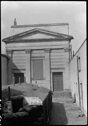 Kaplica w Hull Trinity House i posąg przed wschodnim frontem, Kingston upon Hull, 1941 r.