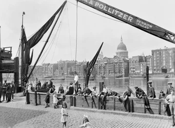 Bankside, na zachód od Southwark Bridge, Londyn, początek lat 30.
