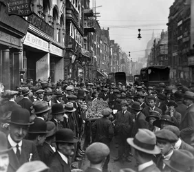 Tłum przed Newspaper House, Fleet St patrząc na wschód, City of London, przed 1933 rokiem.