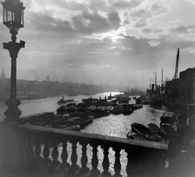 W dół rzeki od London Bridge