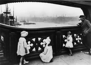 Ludzie oglądający Tamizę z Tower Bridge, City of London, ok. 1930 r.