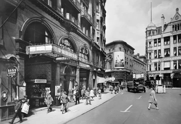 Stacja Piccadilly Circus, wejście Haymarket, Westminster, Londyn, ok. 1930