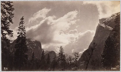 Dolina Yosemite z chmurami
