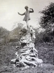 Odbitka fotograficzna posągu Piotrusia Pana w Kensington Gardens