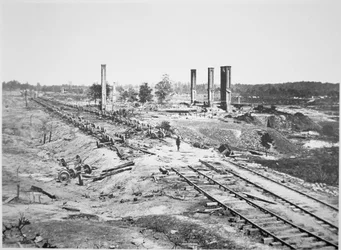 Ruiny 28-wagonowego pociągu amunicyjnego i Scofield Rolling Mill, niedaleko Atlanty, Georgia, wrzesień 1864 (zdjęcie czarno-białe)