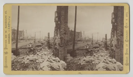 Stereogram przedstawiający ulicę Washington Street z rogu ulicy LaSalle patrzącej na wschód po pożarze Chicago w latach 1871 i 1871 (zdjęcie czarno-białe na uchwycie karty)