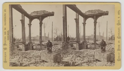 Stereogram mężczyzny schładzającego sejf wśród ruin po pożarze Chicago z 1871, 1871 (bw zdjęcie na uchwycie na kartę)