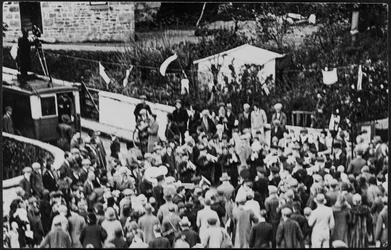 Tłum w Dniu Flory na Helston Furry Dance, 1925-35 (zdjęcie)